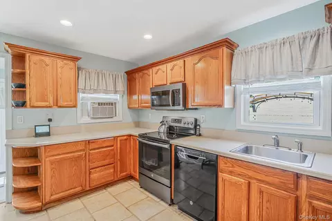 Kitchen - 59 Northridge St, Patchogue, NY 11772 photo 3 of 4