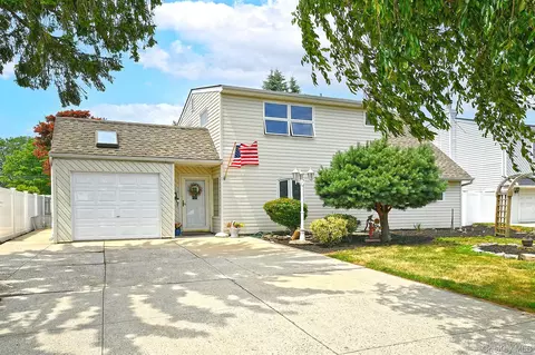 18 Wheelbarrow Ln, Wantagh, NY 11793