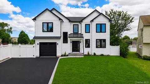 45 Glade Ln, Levittown, NY 11756