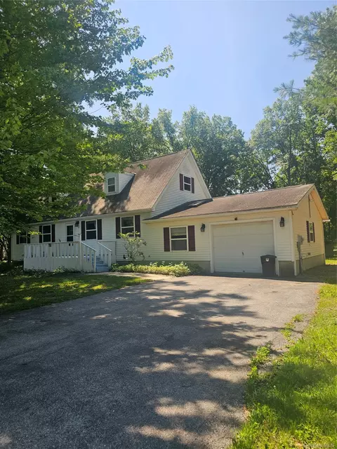 16 Elizabeth Dr, Tivoli, NY 12583