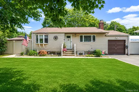 31 Sarah Dr, Lake Grove, NY 11755