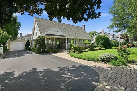 672 Westbury Ave, North Hempstead, NY 11590