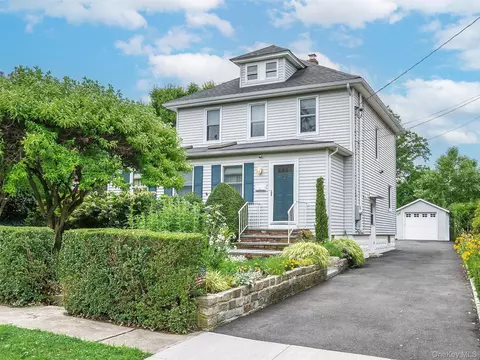 1 Raymond St, Glen Cove, NY 11542