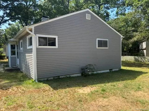 Exterior - 427 Doctors Path, Riverhead, NY 11901 photo 2 of 2