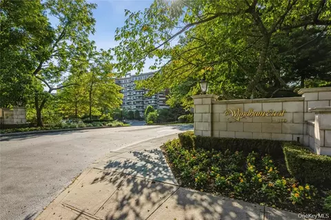 100 Hilton Ave #907, Garden City, NY 11530