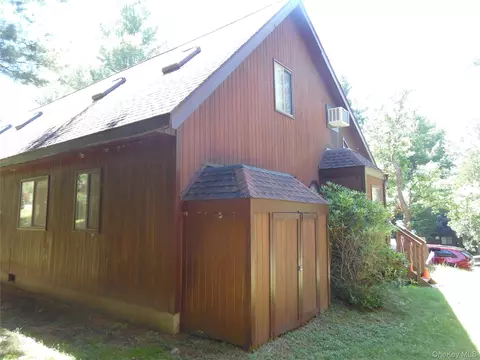 5 Lakeview Ter, Thompson, NY 12701