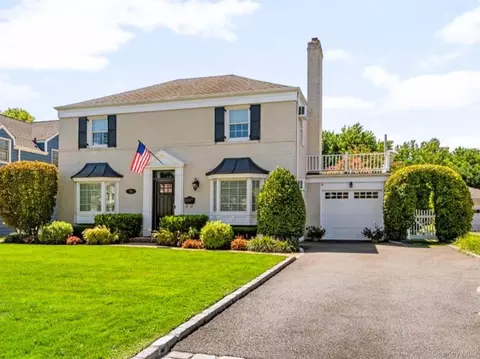 96 Huntington Rd, Garden City, NY 11530