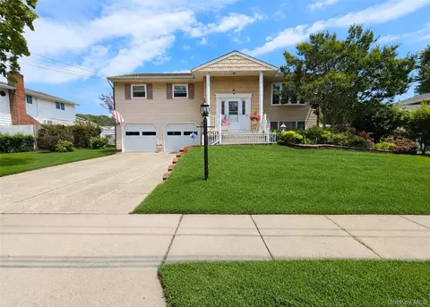 7 Sterling Dr, Lake Grove, NY 11755