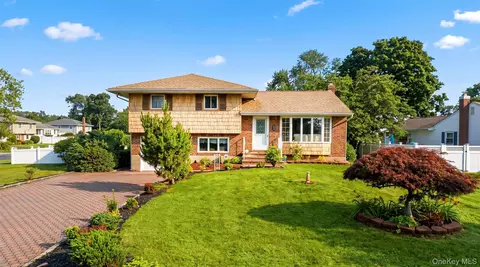 25 Whitebirch Ln, Commack, NY 11725