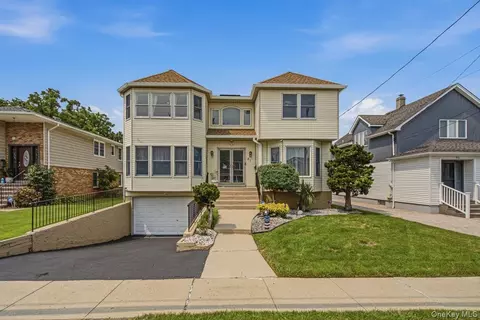 91 Macgregor Ave, North Hempstead, NY 11577