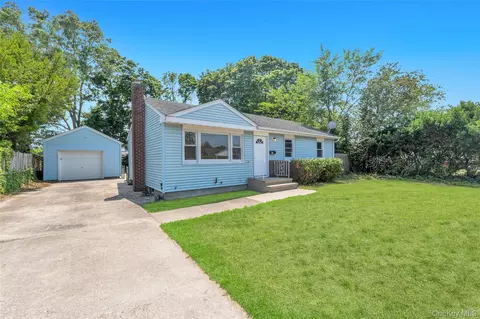 61 Herbert Cir, Patchogue, NY 11772 photo 3
