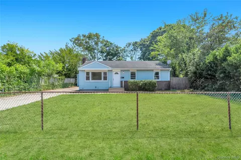 61 Herbert Cir, Patchogue, NY 11772 photo 1