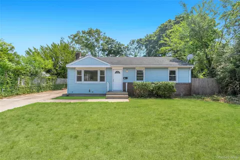 61 Herbert Cir, Patchogue, NY 11772 photo 2