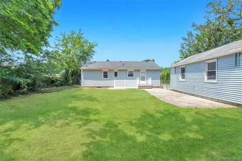 61 Herbert Cir, Patchogue, NY 11772 photo 4