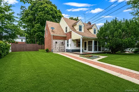 91 E Milton St, Freeport, NY 11520