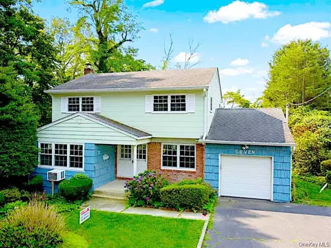 7 Locust St, Glen Head, NY 11545