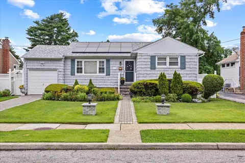 1219 Warwick St, Uniondale, NY 11553