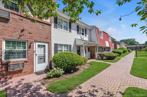 25 Springwood Dr, North Babylon, NY 11703