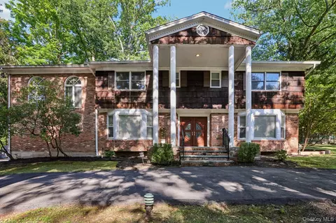 39 Woodhaven Dr, Clarkstown, NY 10956