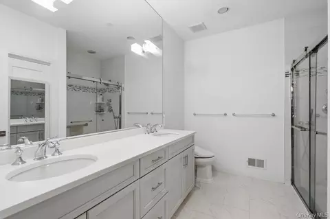 Bath - 46102 Silver Birch Ln, Plainview, NY 11803 photo 2 of 5