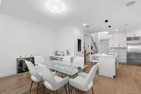 Dining - 46102 Silver Birch Ln, Plainview, NY 11803 photo 4 of 4
