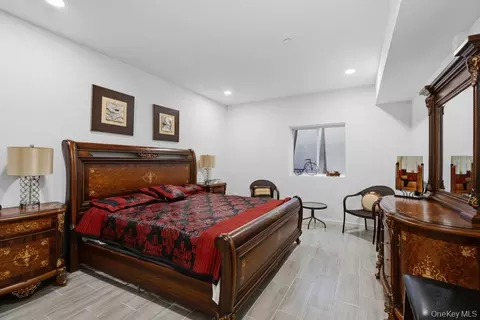 Bedroom - 46102 Silver Birch Ln, Plainview, NY 11803 photo 5 of 8