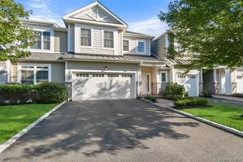 46102 NE Silver Birch Ln #574, Plainview, NY 11803