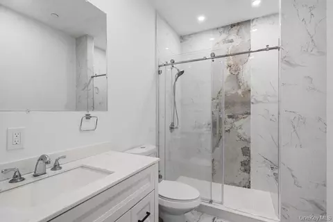 Bath - 46102 Silver Birch Ln, Plainview, NY 11803 photo 4 of 5