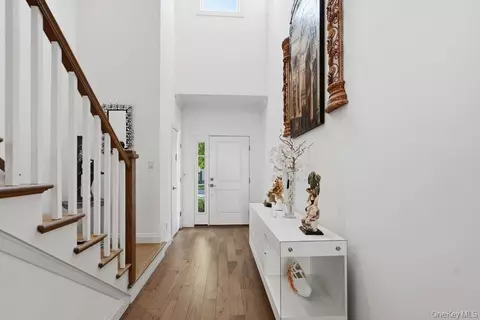 Entry Way - 46102 Silver Birch Ln, Plainview, NY 11803 photo 4 of 8