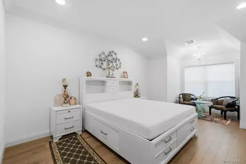 Bedroom - 46102 Silver Birch Ln, Plainview, NY 11803 photo 6 of 8