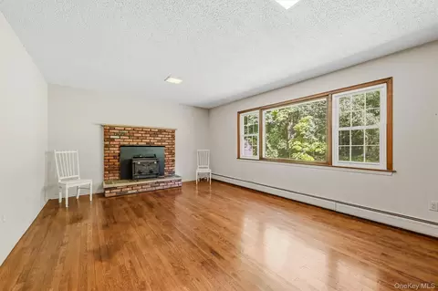 Living - 16 Panel Ln, Florida, NY 10921 photo 3 of 9