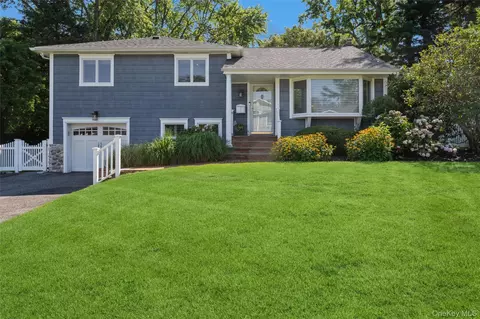 17 Duncan Ln, Huntington, NY 11743