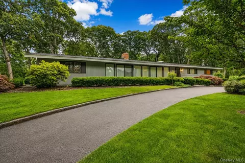 6 Cherry Ln E, Syosset, NY 11791