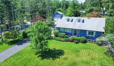 8275 Skunk Ln, Cutchogue, NY 11935