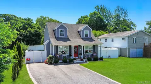17 Walnut Rd, Kings Park, NY 11754