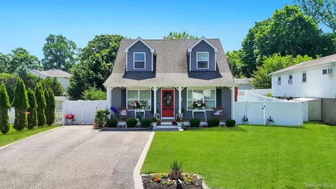 17 Walnut Rd, Kings Park, NY 11754