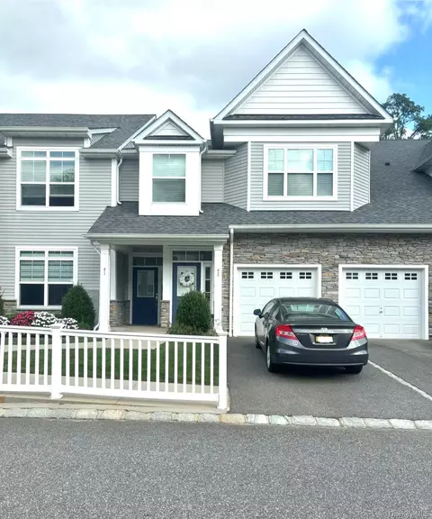 42 Meadowbrook Ln, Smithtown, NY 11787