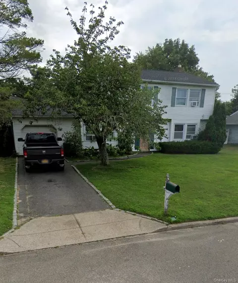 21 Rustic Ave, Medford, NY 11763