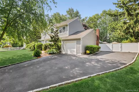 19 Duquesne Dr, Greenlawn, NY 11740