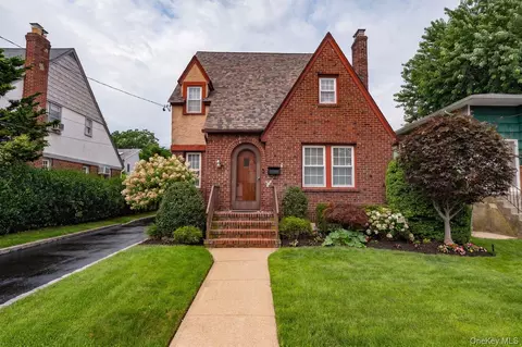 6 Troy Pl, Merrick, NY 11566