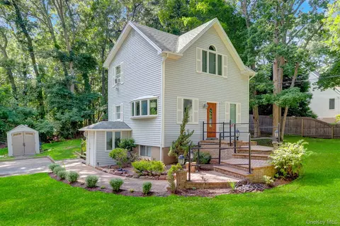 14 Neponsit Rd, Sound Beach, NY 11789