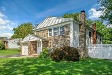 15 Greenbrier Ln, Sayville, NY 11782