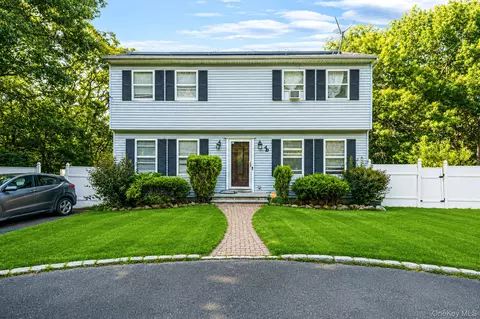 49 Barbara Ln, Medford, NY 11763