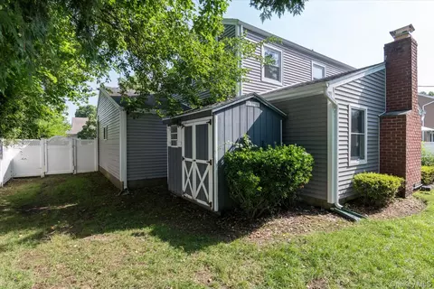 Exterior - 4 Jerold St, Plainview, NY 11803 photo 6 of 7