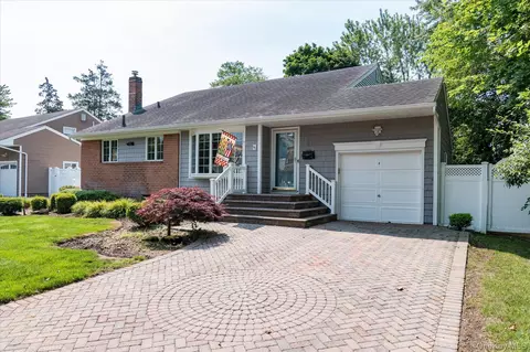 Exterior - 4 Jerold St, Plainview, NY 11803 photo 2 of 7
