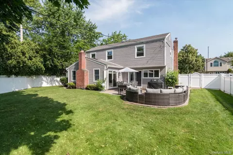 Exterior - 4 Jerold St, Plainview, NY 11803 photo 5 of 7