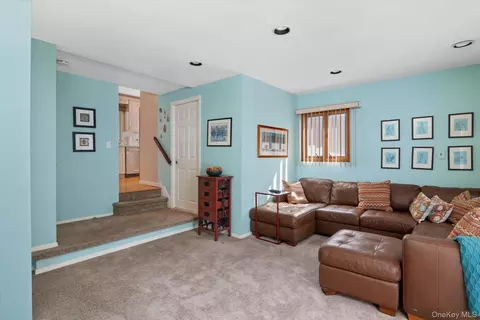 Living - 4 Jerold St, Plainview, NY 11803 photo 4 of 5