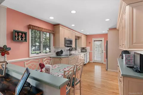Kitchen - 4 Jerold St, Plainview, NY 11803 photo 1 of 2