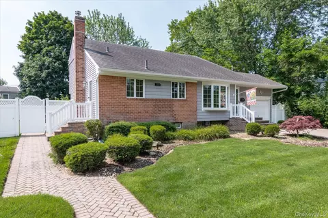 Exterior - 4 Jerold St, Plainview, NY 11803 photo 3 of 7