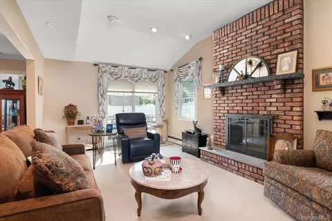 Living - 4 Jerold St, Plainview, NY 11803 photo 2 of 5